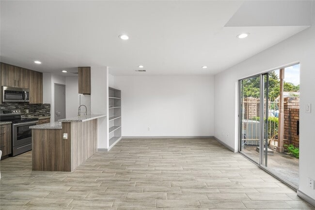 Building Photo - 10615 Briar Forest Dr