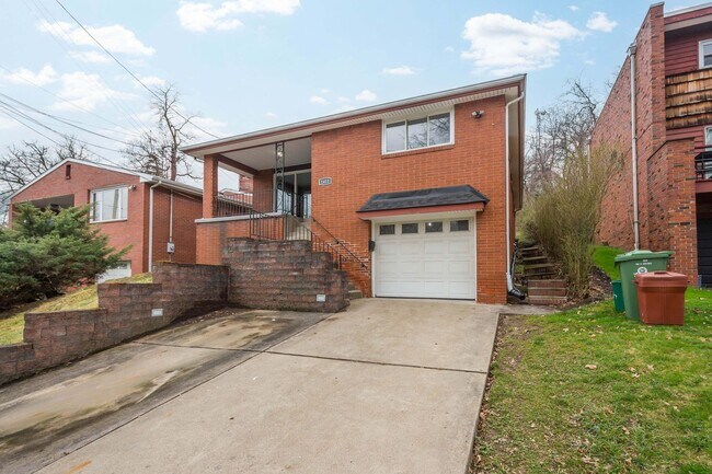 Building Photo - Stunning 3 bed, 2 bath home in East Hills available August 1!