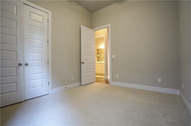 Building Photo - 717 Pinnacle View Dr