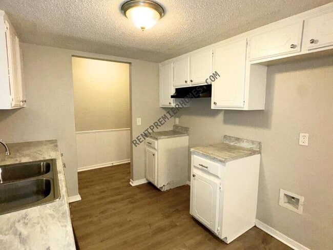 Building Photo - 8741 Hillridge Dr