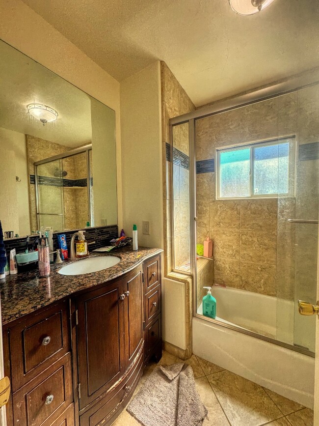 Building Photo - 44 Chestnut St