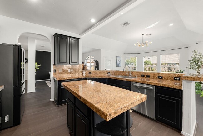 Building Photo - 14910 Lake Woodbridge Ct