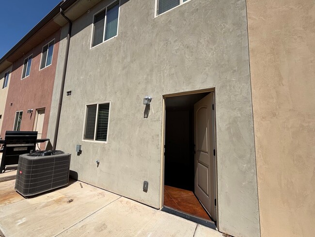 Building Photo - SPACIOUS TOWNHOME AVAILABLE FOR RENT