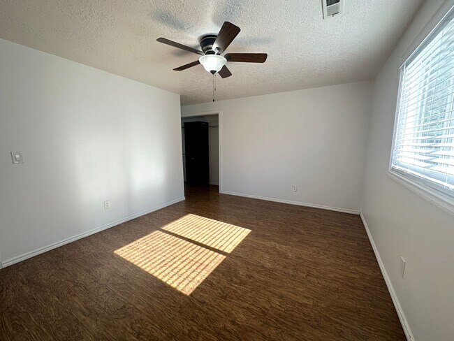 Building Photo - 3 Bedroom 2 Bath Hillsboro Home!