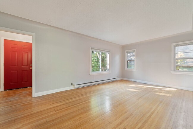 Building Photo - Duluth MN 5-Bedroom - 2-Bath Single Family