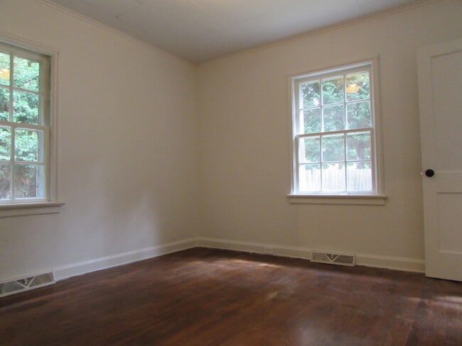 Building Photo - Delightful 2 Bed/1 Bath Duplex Apt - All B...