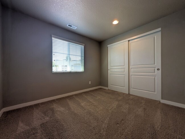 Building Photo - 2bdrm/1bthrm home with beautiful finishes!