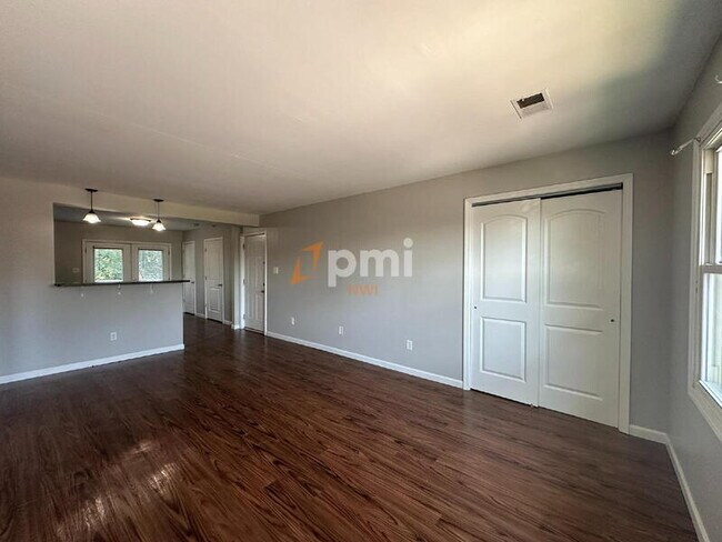 Building Photo - 5831 Creekview Ct W