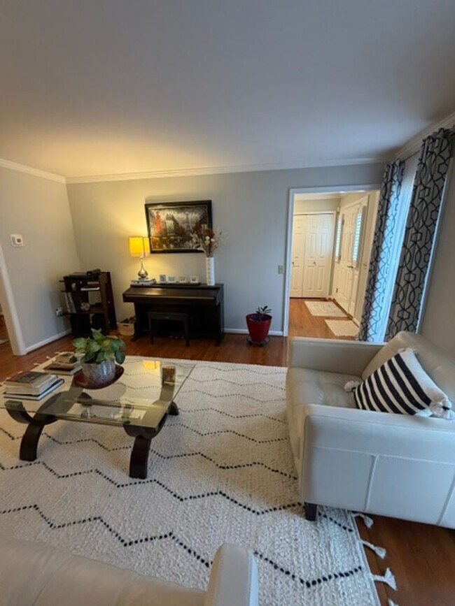 Building Photo - SPACIOUS SF HOME IN GERMANTOWN
