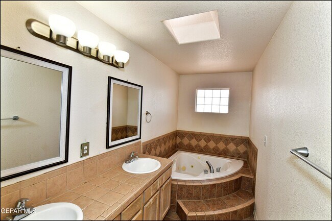 Building Photo - 6372 Franklin Ridge Dr