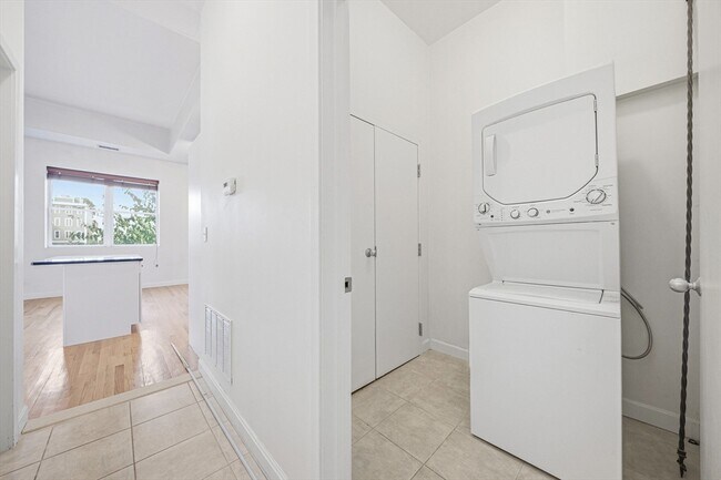 Building Photo - 156 Chelsea St