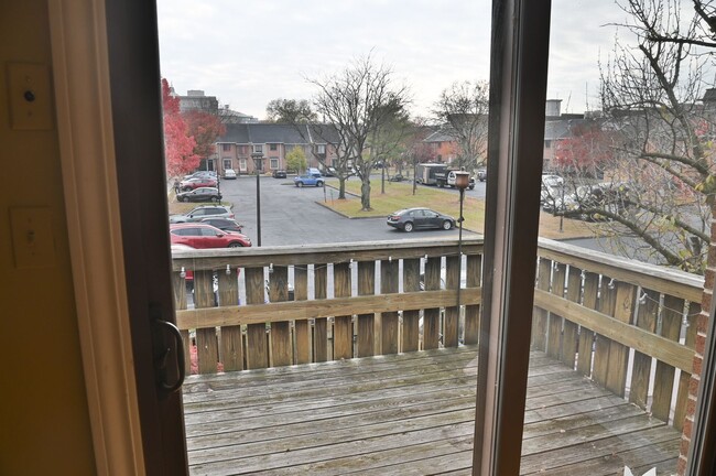 Building Photo - Charming Townhouse on Verbeke St