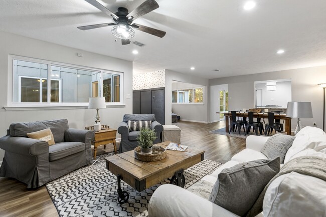 Building Photo - 623 Hickory Ridge Dr