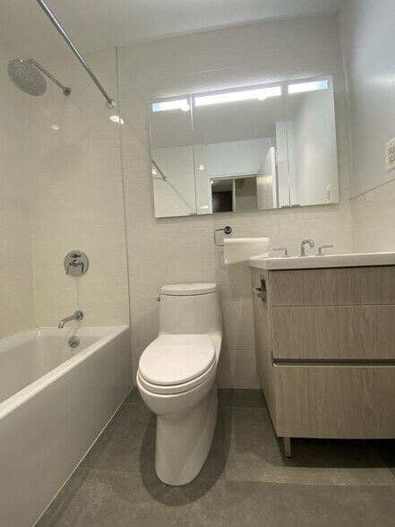 BATHROOM - 429 E 80th St