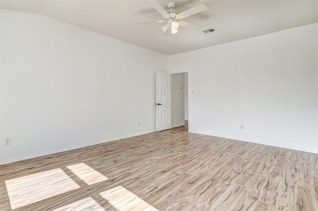 Building Photo - 1305 4 Cabin Ct