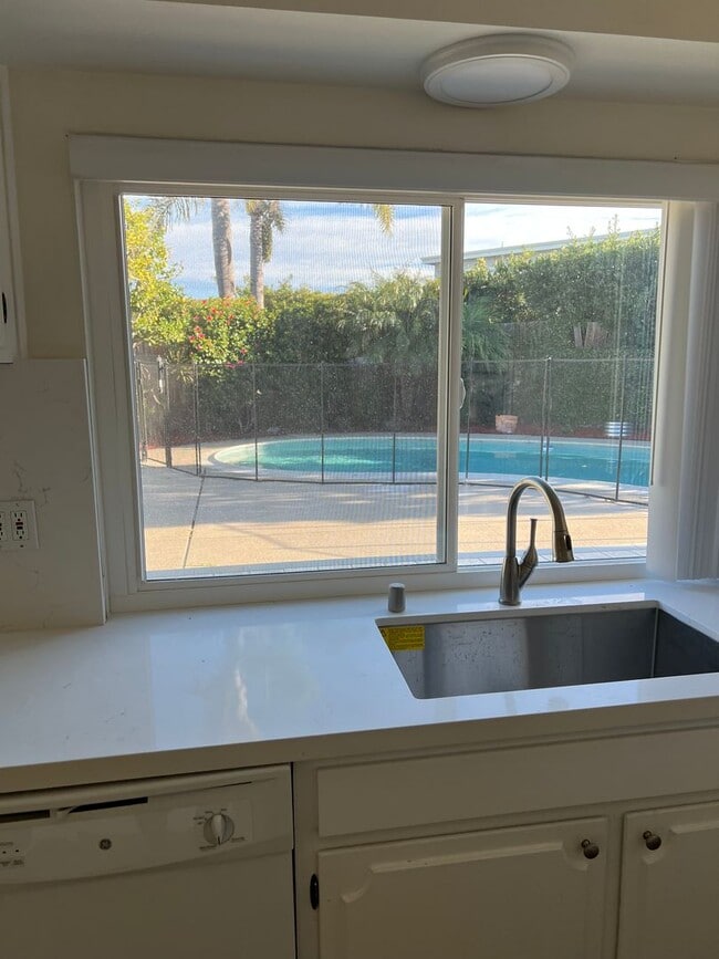 Building Photo - Moffett tract 5 bedroom home with pool in cul-de-sac