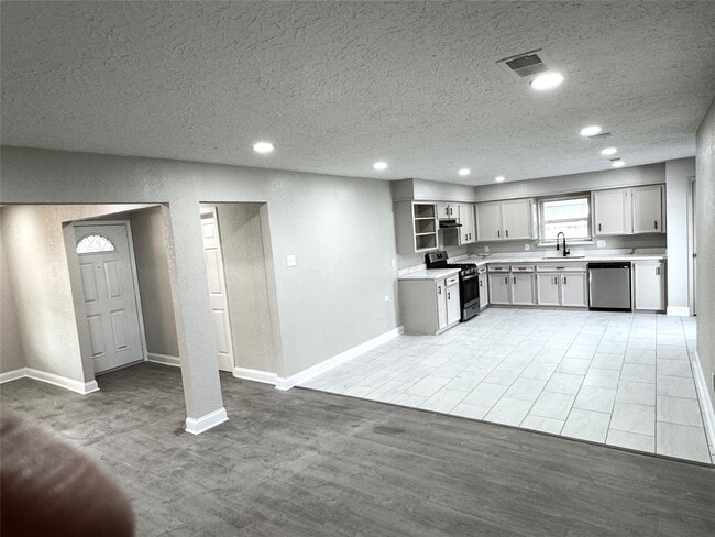 Building Photo - 6321 Apache Dr