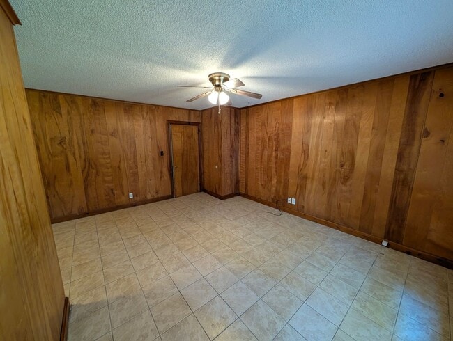 Building Photo - 3 Bedroom, 1.5 Bath Home with HVAC & Fenced Backyard