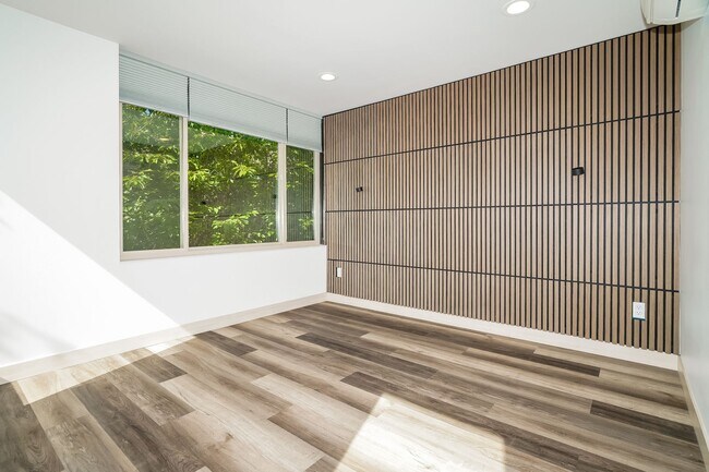 Building Photo - Stylish 3 Bedroom with Rooftop Decks and Dedicated Parking