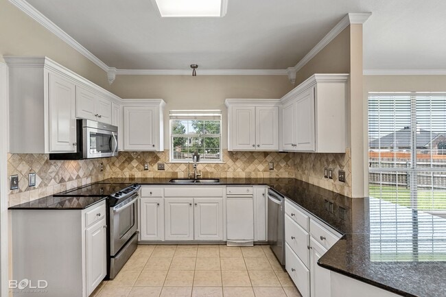 Building Photo - 4 Bedroom 2 Bath with Pool!!!