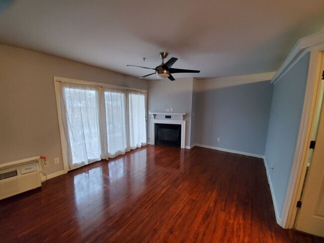 Building Photo - AVAILABLE NOW!  Want a GREAT Location?  Want an Average LGE Bill of $30/mo??  This Beautiful 1 Be...