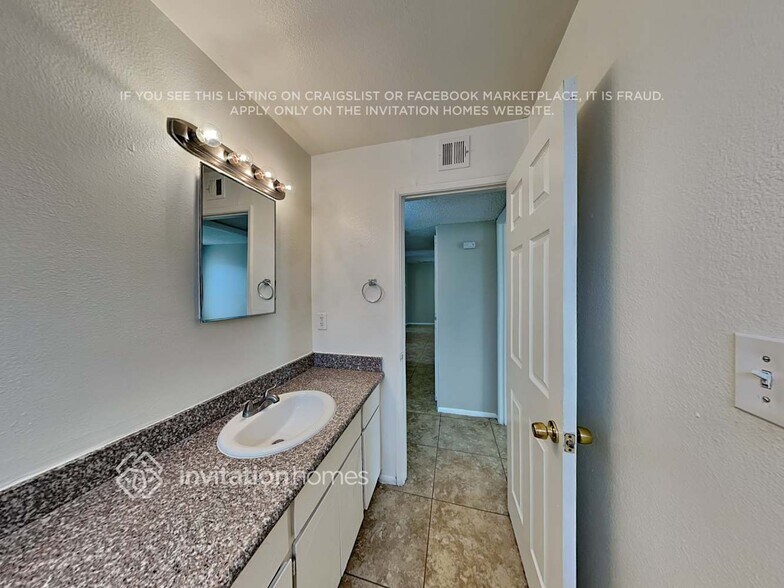 Building Photo - 8527 W Vale Dr