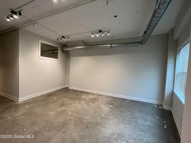 Building Photo - 733 Broadway