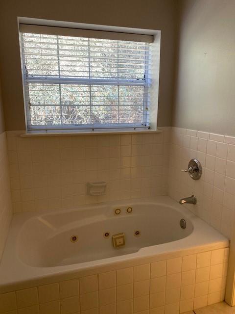 Building Photo - 2107 Greentree Dr