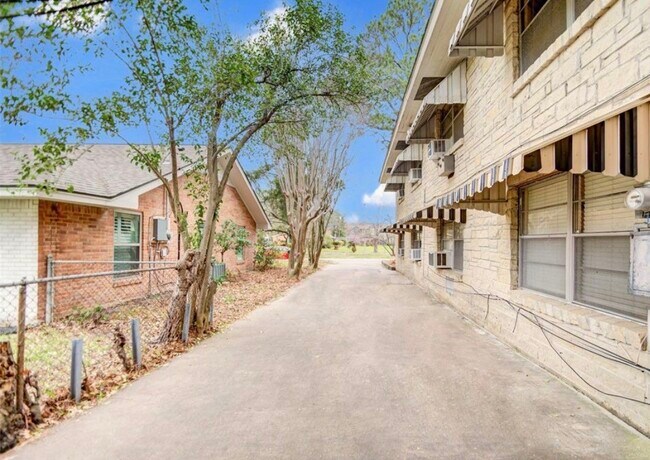 Building Photo - 2021 Southgate Blvd