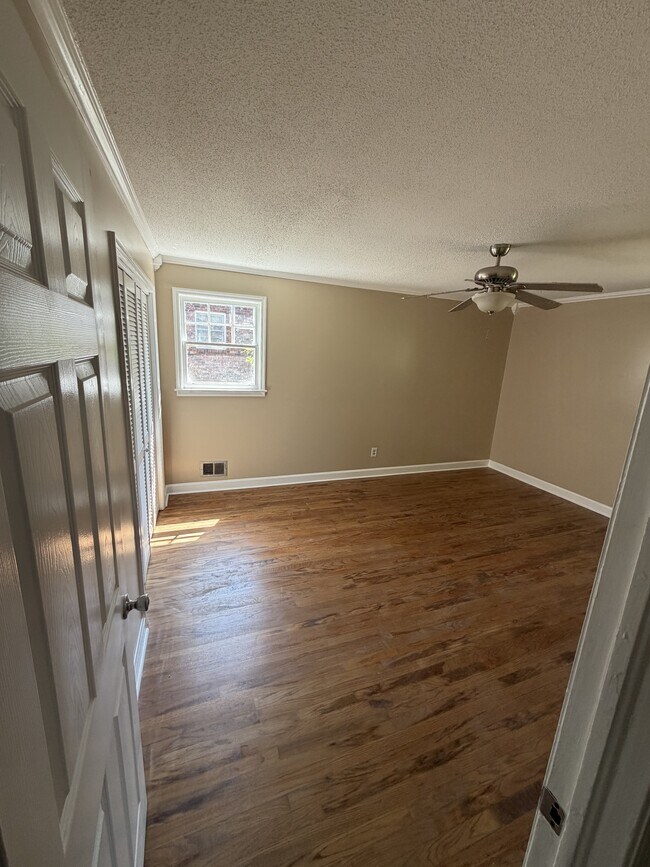Building Photo - 3208 Downes Grove Rd