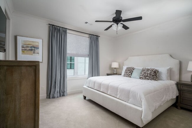 Building Photo - Beautiful 3 Bed 3.5 Bath Available Fall 20...