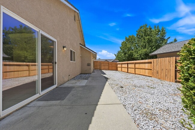 Building Photo - Very clean move in ready dog friendly