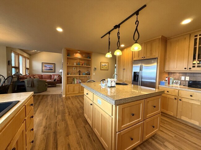 Building Photo - WINTER SPECIAL DISCOUNTED $500 PER MONTH F...