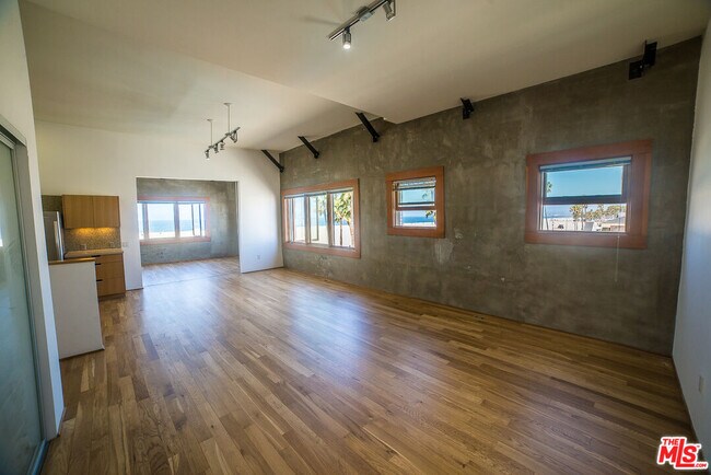 Building Photo - 8 Brooks Ave