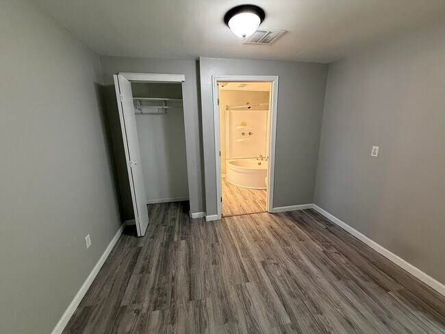 Building Photo - Charming 3-Bedroom Apartment in the Heart of Jeffersonville   All Utilities Included