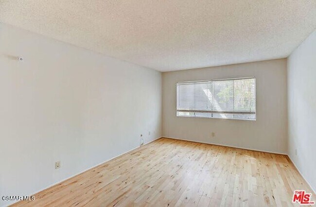 Building Photo - Welcome to this charming 1 bedroom+1 bathroom