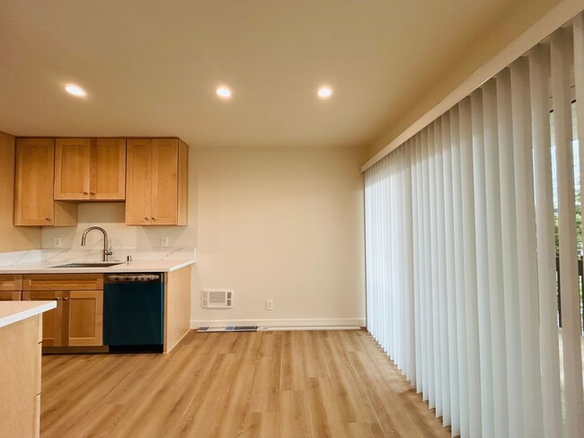 Building Photo - Newly Renovated Top Floor Two Bedroom Two ...