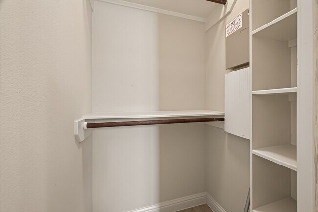 Building Photo - 5211 Eigel St