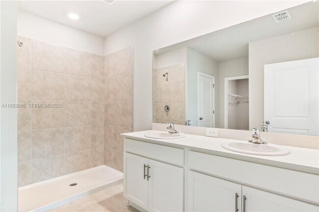 Building Photo - 1032 Champion Ave