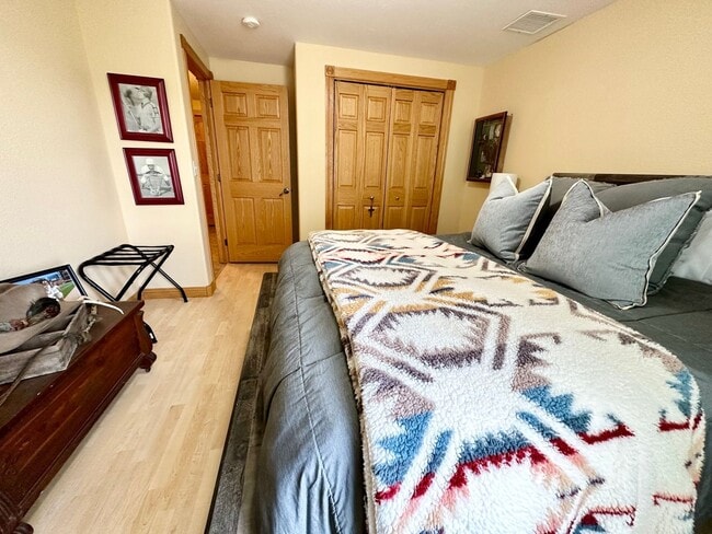 Building Photo - 6 BED | 3 BATH | TRIPLE GARAGE | RED ROCK ESTATES