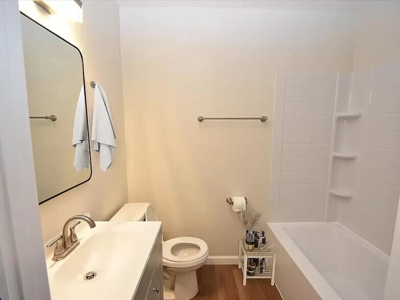 Bathroom - 1420 Union Ave