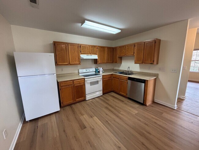 Building Photo - 3 Bed 3 Bath Garage Apartment Home