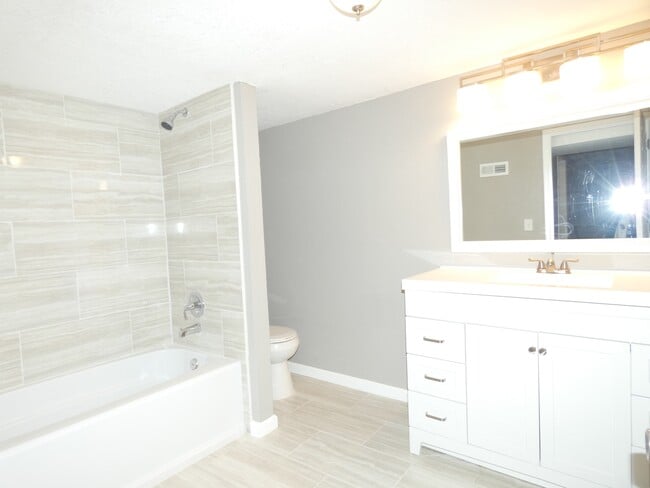 Building Photo - 4700 N Bristol Ave