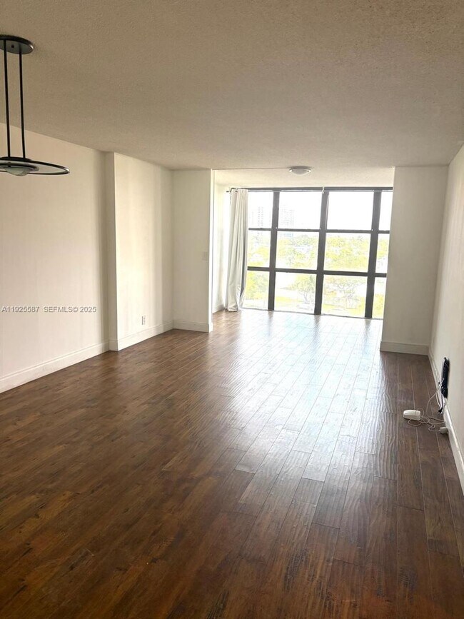 Building Photo - 1000 Parkview Dr