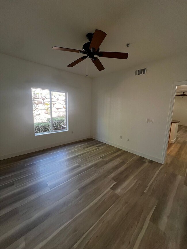 Building Photo - Gated Community / Community Pool / Luxury Vinyl Planking Throughout