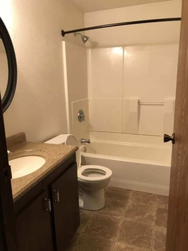 Building Photo - Great 1br 1bath Condo w/Tennis court/swimm...