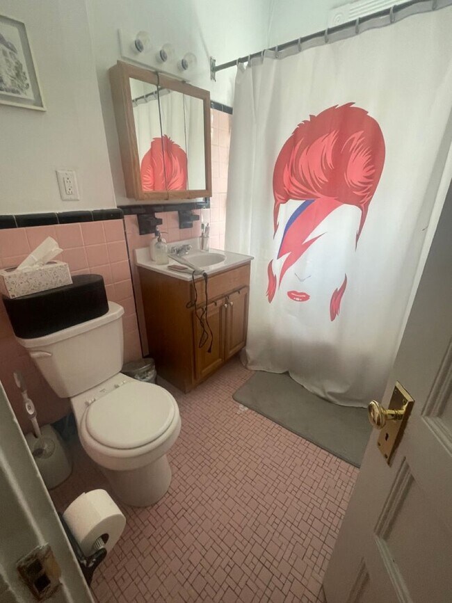 Building Photo - 9/1 No Fee! Sunny 2BR w/private balcony, h...