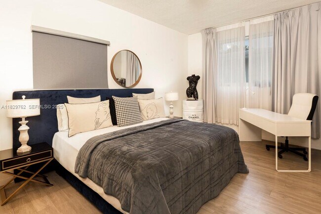 Building Photo - 1535 Robbia Ave