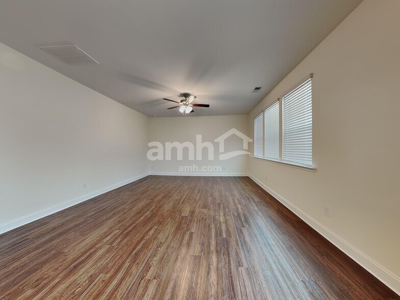 Building Photo - 183 Larragan Dr