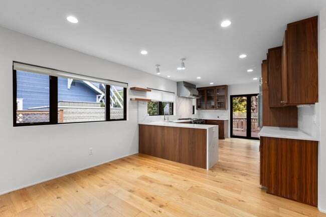 Building Photo - 4Bd/3Ba Seattle House